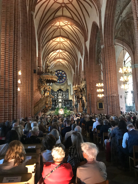 Storkyrkan har fyllts av människor som vill hedra Barbro ”Lill-Bans Svensson när klockorna snart ringer in till minnesgudstjänst.