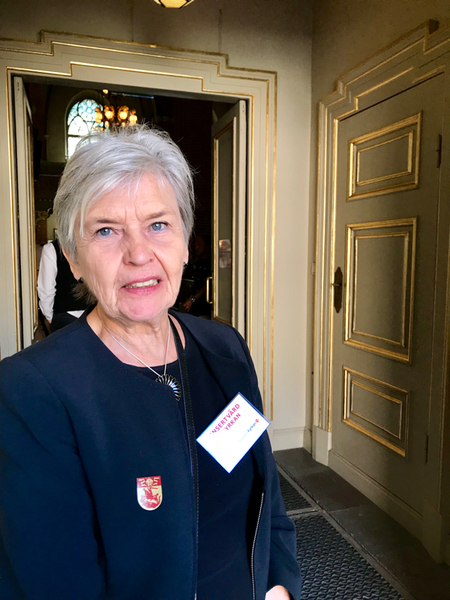 Rut Niska Säfström har varit gudstjänstvärd i Storkyrkan i 25 år sedan hon flyttade till Stockholm från Tornedalen.
Hon säger att det ryms 1200 personer i kyrkan i dag.
- Det är ungefär som vid Händels Messias före jul.
Artisterna har börjat repetera inne i kyrkan och musiken strömmar ut över kön som snart slingrar sig runt hela kyrkan.
- Det kommer att bli en jättefin konsert, säger Rut Niska Säfström.