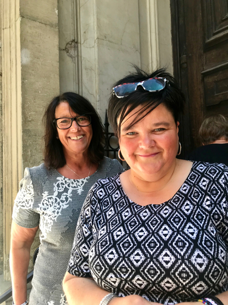 Ann-Irene Haga och Terese Burstad står längst fram i kön på kyrktrappan. De har väntat här sedan klockan 11.
- Hon var en fantastisk människa som betytt mycket för många. Det känns viktigt att vara här och hedra henne i dag. Jag har träffat henne många gånger, på konserter och i Järvsö. Jag minns särskilt när hon ringde och sjöng för mig när jag var klar med min förskollärarutbildning 1993. Att hon tog sig den tiden. Och hon skrev många kort. Jag tror hon var sådan mot alla sina fans och hon har hjälpt många artister. Hon tog sig tid att säga att någon var bra, berättar Terese Burstad.