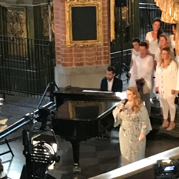 Sarah Dawn Finer kan inte hålla tårarna tillbaka när hon sjunger ”Håll mitt hjärta” med musik av Peter Hallström och text av Björn Skifs.