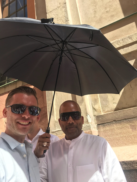 Niklas och Henrik har stått i kön i ett par timmar nu.
De beskriver stämningen i kön i Lill-Babs anda.
- Folk är så trevliga mot varandra, fast de inte känner varandra.
Henrik säger att Lill-Babs betytt jättemycket för honom under hela livet och att det kändes självklart att komma hit för att hedra henne i dag.
- För mig var hon själva urmodern för girlpower. Man kan gå i bräschen för saker på olika sätt och det tycker jag att hon har gjort.
Han träffade henne sista gången när hon höll sin sista konsert.
- Vi fick möjlighet att prata lite och jag fick chansen att säga vad hon betytt för mig. Hon gav alltid alla andra beröm och nu ville jag ge henne beröm också.