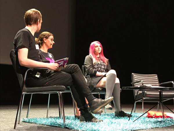 Gamern Hanna Björk intervjuas om hot och hat i spelvärlden av Tobias Öhlund och Anna Lide.