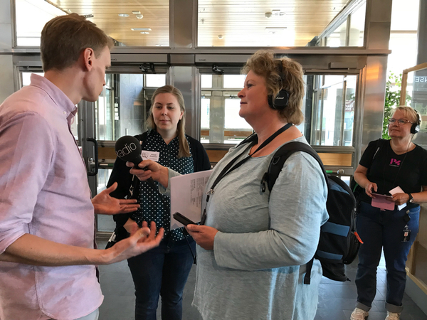 Programledarna Kristoffer Fransson, SVT och Anneli Koskinen, Barnradion intervjuas av Ann-Christine Wallner Hoppe från P4Norrbotten.