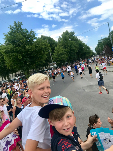 Nils och Noel hejar på Robert och pappa. 
- Heja pappa, heja pappa, heja pappa!