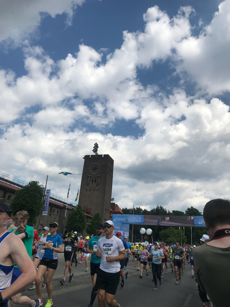 Molnen över Stadion gör temperaturen mer uthärdlig för löparna som nu har sex och en halv timme på sig att ta sig i mål.