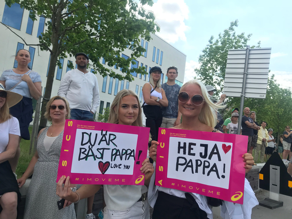 Nora Ekman och Louise Ekman från Gävle står vid starten och hejar på pappa Anders Ekman. 
- Det är första gången han springer marathon. Han har varit jätteduktig och tränat.
- Där kommer han! Heja pappa!

Kommer ni stå vid målgången också?

- Ja, vi kommer att peppa hela vägen.