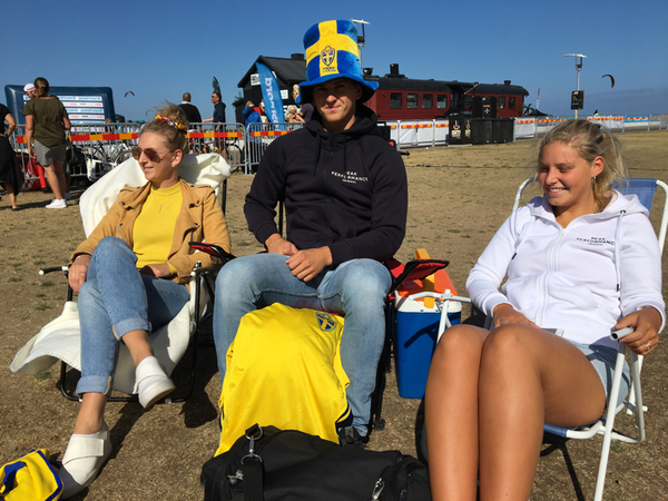 De första blågula fansen har anlänt till Gröningen ⚽️ Sabina, Alexander och Sofia.