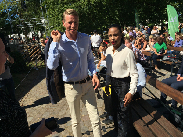 Finansmarknadsminister Per Bolund och kulturminister Alice Bah Kuhnke tar plats på första bänkrad.