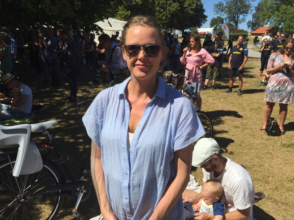 Jenny Möllerström på plats i Almedalen med familjen för att lyssna på Isabella Lövins tal.
