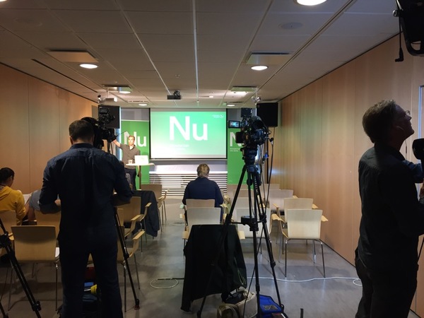 Här ska presskonferensen hållas. ”Nu, klimatet kan inte vänta” står det på skärmen vid scenen.