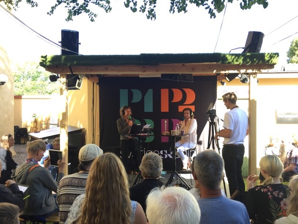 Om cirka 20 minuter håller Isabella Lövin presskonferens. Nu intervjuas hon av Sveriges Radio och det är många i publiken. I övrigt är det folktomt i Visby på söndagsmorgonen.