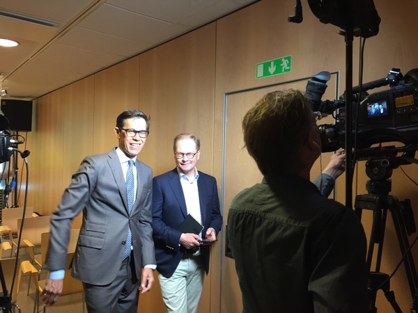 SVT:s Love Benigh och Mats Knutson är redo för uppsnacket 9.25. De kommer också att kommentera presskonferensen efteråt.