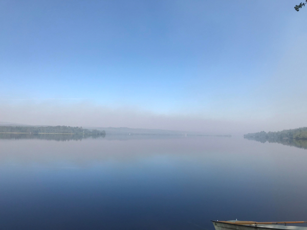 Läsaren Marianne Jonasson har skickat in den här bilden som visar hur röken ligger tät över Orrmosjön några mil från branden i Älvdalen i Dalarnas län. "Inga vackra vyer", skriver hon i sitt mejl till oss.