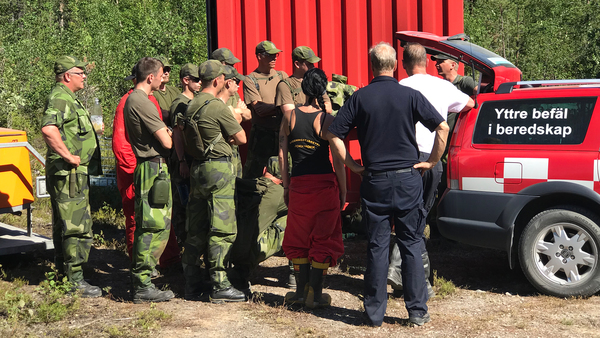 Brandkår och hemvärn samordnar sina styrkor utanför Jokkmokk.