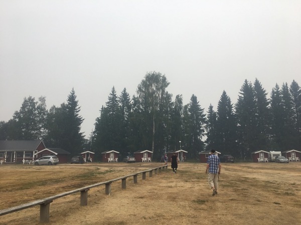 På Färila IP Camping borde det egentligen vara sol nu, men diset från brandröken är i vägen. Hit har personer från bland annat Kårböle evakuerat under natten.