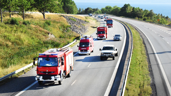 På E4:an på väg norrut sågs den polska konvojen på lördagen. Det här fotot är taget på Vätterleden i Småland. 44 fordon och en styrka bestående av 139 personer ska hjälpa till med att bekämpa bränderna.