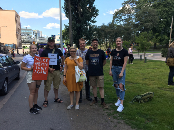 Janita Lautamäki, längst till vänster här, var en av dem som demonstrerade mot Trump och Putin. Hon tyckte Putins största synder var agerandet i Ukraina och Krim och gillade inget med Trumps politik, sa hon.