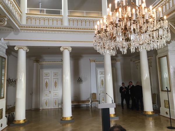 Alldeles strax är det dags för president Niinistös pk i den här salen.