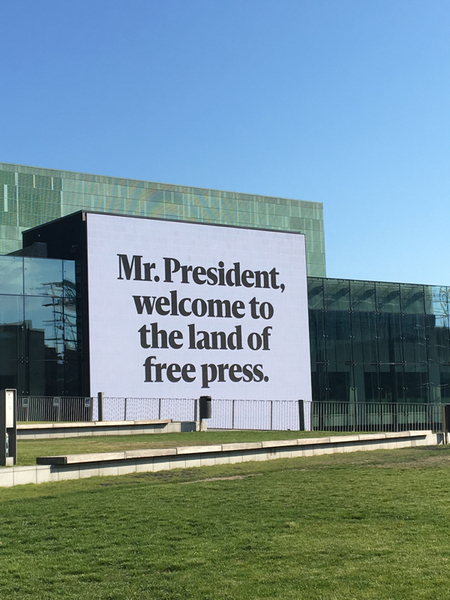 Trump och Putin möttes, förutom av väldigt många nyfikna människor, också av budskap om bland annat fri press.