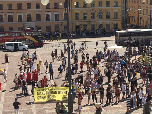 Här har ni gårdagens demonstration när den redan närmade sig sitt slut på Senatstorget.