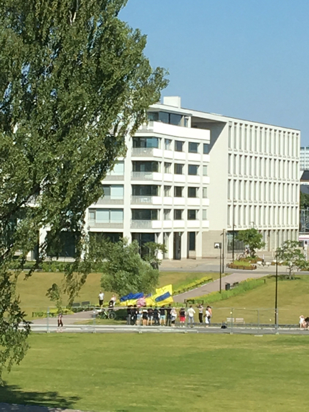 En bit bort från pressrummet står ett gäng demonstranter som tidigare deltog i den mindre Helsinki Calling-demonstrationen med Ukrainas flagga. Kritiken mot Putins politik har som sagt inte varit fullt så påtaglig i demonstrationstågen som den mot Trumps.