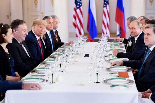 Trump och Putin sitter mittemot varandra på arbetslunchen där respektive delegationer också deltar. Foto: AFP / Brendan Smialowski
