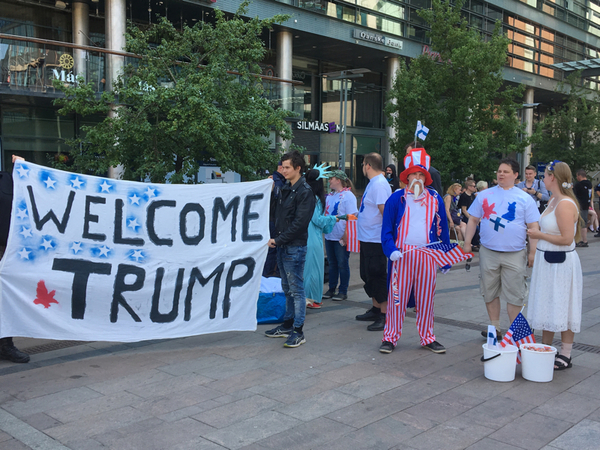 Här är en bild från gårdagens demonstration för Trump.