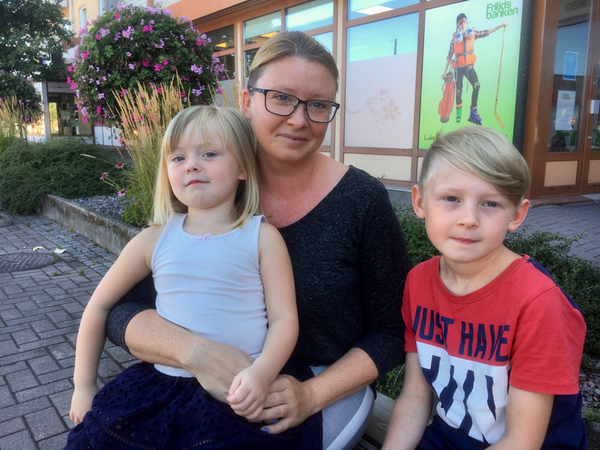 Anna Jonsson hoppas att politikerna på Hammarö ser över barngruppernas storlek och gärna anställer fler.
- Man vet ju att det är hög arbetsbelastning för förskollärare.
Vad är din erfarenhet av förskolan?
- Våra barn, Melvin och Maja har trivts jättebra på sin förskola Mörtvägen, säger Anna Jonsson.