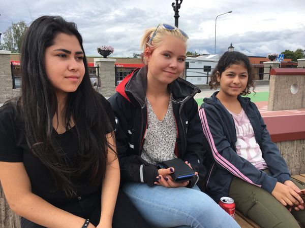 Sara Sharifi, Ida Skagerud och Fatima Sharifi sitter och kollar sin telefoner på en bänk på det nya torget i Hagfors. Läkare och polis är drömjobbet för dem. Ingen av dem är så sugna på att bli industriarbetare men Ida har kompisar som jobbar på Uddeholm:
-De tycker det är jättebra där. Det är mycket att göra men det är ändå lugnt tycker de, säger Ida.