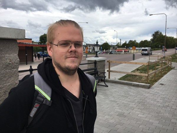 Jimmy Runkvist jobbar åt Sodexo på Uddeholm och han har en idé som kanske kan bidra till att fler väljer att utbilda sig för jobb inom industrin.
På Uddeholm är det skolklasser som får komma och kolla. Om det var fler som fick komma på studiebesök kanske det skulle kunna hjälpa till, säger han.
