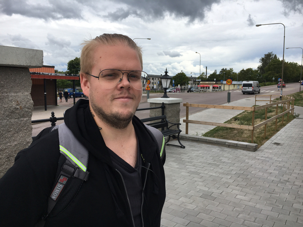 Jimmy Runkvist jobbar åt Sodexo på Uddeholm och han har en idé som kanske kan bidra till att fler väljer att utbilda sig för jobb inom industrin.
På Uddeholm är det skolklasser som får komma och kolla. Om det var fler som fick komma på studiebesök kanske det skulle kunna hjälpa till, säger han.
