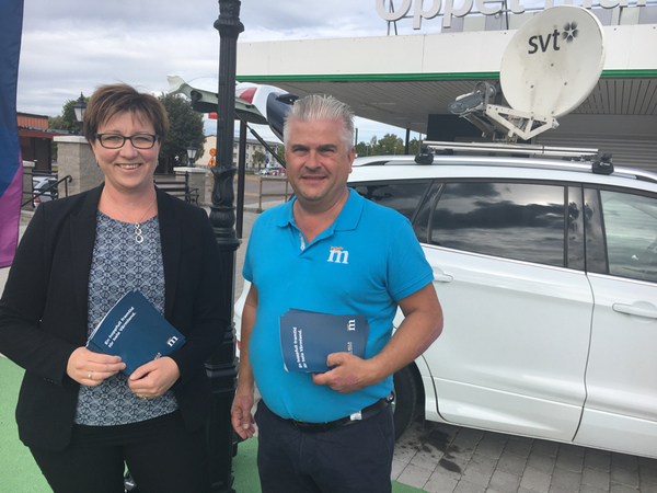 Stina Höök och Fredrik Larsson från Moderaterna har anslutit på torget i Hagfors inför debatten.
