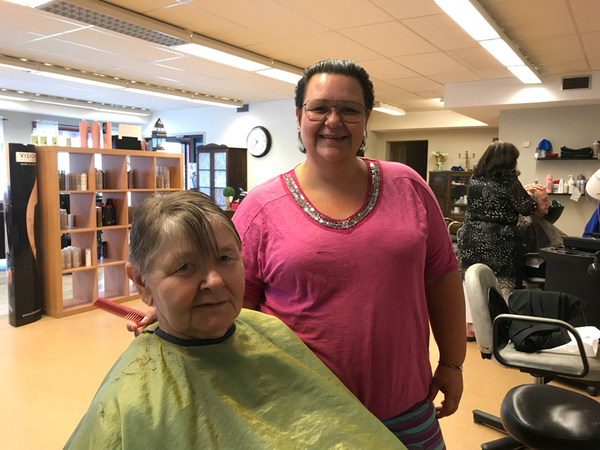 På en frisörsalong i Storfors hittar vi frisören Mari Ruotsalainen med kunden Ingela Löwgren.
De är båda väldigt nöjda med servicen och utbudet i Storfors.
- Överlag är jag nöjd. Man kan ju beställa via e-handel och sen hämta på ICA och Konsum. Det fungerar jättebra för mig, säger Mari Ruotsalainen, som dock önskar sig mindre barngrupper i förskolan.
Ingela Löwgren tycker att omsorgen om äldre och handikappade i kommunen är suverän, och har egentligen bara ett önskemål.
-Det enda det skulle satsas på I Storfors är en rullatorfabrik. Det är det som behövs i framtiden, säger Ingela Löwgren.