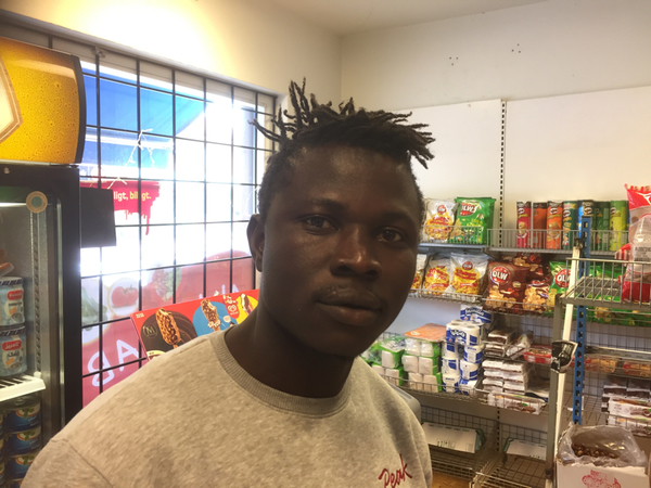 Buba Carr Fofana bor i Storfors sedan ett drygt år.
- Det är bra här. Jag har några kompisar och vill gå i skolan.
Han är ursprungligen från Ghana och kom till Sverige som flykting.
Först bodde han i Ekshärad.
- Men det är bättre här.
Här vill han stanna.