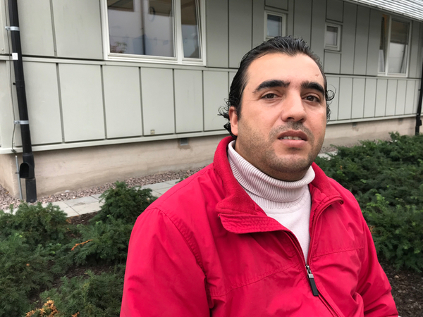 Ammar Khaled Hajjo har svåra ryggsmärtor. Idag ska han få träffa en smärtspecialist.
Han upplever att det tagit lång tid att få hjälp inom landstinget. Fler gånger har han suttit och väntat på akutmottagningen för att få hjälp. När han väl fått tid på Centralsjukhuset har han blivit väl omhändertagen och han är nöjd med vården.
- Det är viktigt att man blir trodd, att de inte tror man luras, säger han.