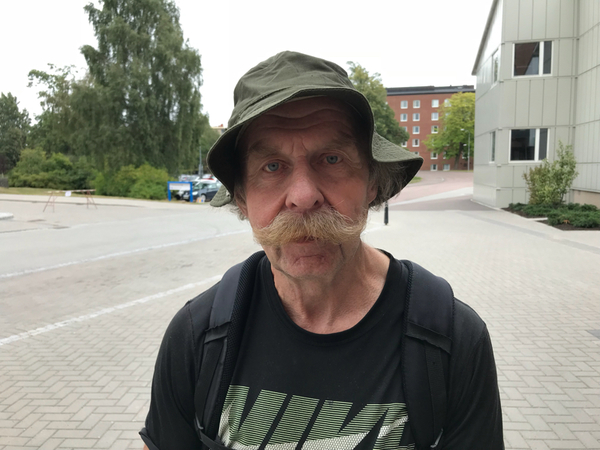 - Jag skulle bli kallad till ögonkontroll två gånger per år, efter en operation. Men sista kontrollen var för tre år sen, jag har inte hört något sen dess, säger Kjell-Arne Kolthoff.
Han tycker det är märkligt hur han försvunnit ur systemet. Han är också kritisk till hur mycket hyrpersonal kostar landstinget.
- Man undrar ju när skatten måste höjas.