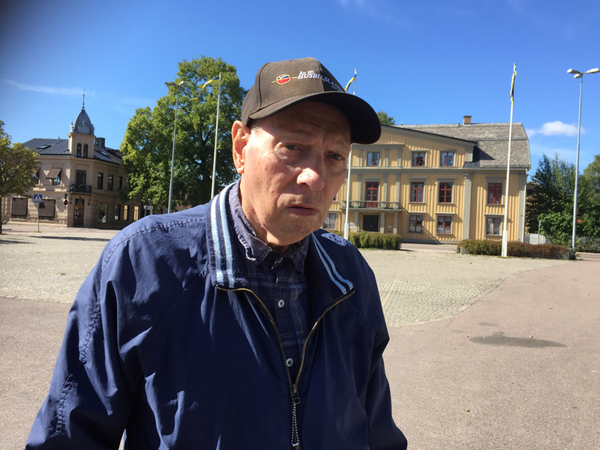 Bertil Blid i Kristinehamn blev i vintras själv utsatt för två rånare som skulle tvinga till sig hans plånbok. 
- Då tänkte jag: är det min tur nu? Men jag slog till dem med kryckan, berättar han. 
Han säger att Kristinehamn blivit otryggare. 
- Men jag är inte rädd. 
Han är dock kritisk till polisen som inte kom när han slog larm.