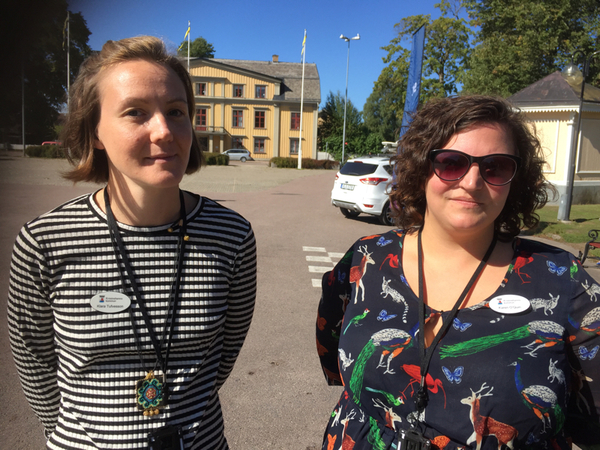 Klara Tufvesson och Karen O'Quin från kommunens förebyggandeenhet säger att sommaren varit lugnare än på flera år.
- Kristinehamn är en lugn och trygg stad. Och det har varit en bra stämning.
Många människor har rört sig på stan och det har varit både ungdomar och vuxna.
- Ungdomar när de träffas samlas ju gärna i grupp, det är ett sätt att umgås men det behöver inte betyda att de hållet på med något kriminellt,säger Klara Tufvesson.
De uppger att det varit mindre skadegörelse än tidigare.
- Vi upplever inte att det är otryggt i Kristinehamn.