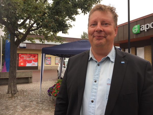 Per Lawén (S), kommunalråd i Forshaga medger att klimatstrategin blir tuff att följa.
- Det är jättetufft mål men vi ska göra det vi kan för att för att klara av det, säger han.
Om professor Mikael Granbergs uttalande - att det är väldigt svårt att nå miljömålet på bara tolv år - säger Lawén så här:
- Många professorer tycker och tänker. Det här är politik, vad vi har för politisk inriktning, och sedan måste vi naturligtvis forma kommunens verksamheter så att vi kan nå målen.
Vi tar steg redan i år och har köpt 20 elbilar och vi har tio elcyklar. Vi gör vad vi kan så att våra enheter kan vara lite mer klimatsmarta.