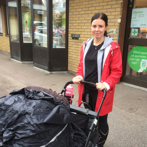Sofie Nilvert i Forshaga tycker att kommunens tuffa miljömål är bra.
Själv kan hon tänka sig egna uppoffringar för en bättre miljö.
- Än så länge är det mindre grejer vi gör som att sopsortera och köpa ekologisk mat.
I framtiden kan hon tänka sig att köpa en miljöbil.
- Ja, det finns på kartan, säger hon.