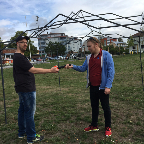 Just nu på Gröna Torget i Kil sätter Socialdemokraterna och Liberalerna upp valtälten. Här flyter det på och samarbetet är bra. Frågan är om detta är den nya alliansen i Kil.
- Det svarar vi på först efter valet, säger Fredrik Karlsson ( L ) och Robin Johansson ( S ).