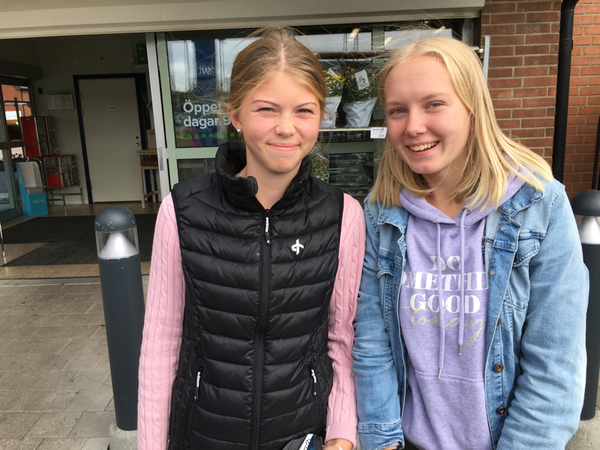 - Det är ganska tryggt. Alla har ju inte fritidsintressen men jag spelar fotboll och innebandy, säger Elvira Eriksson.
- Jag spelar hockey, fotboll och innebandy. Men det behövs något för dem som inte är sportintresserade, säger Alice Stefansson och fortsätter:
- Det här med droger och kriminalitet, jag får i varje fall inte vara i centrum på kvällarna.