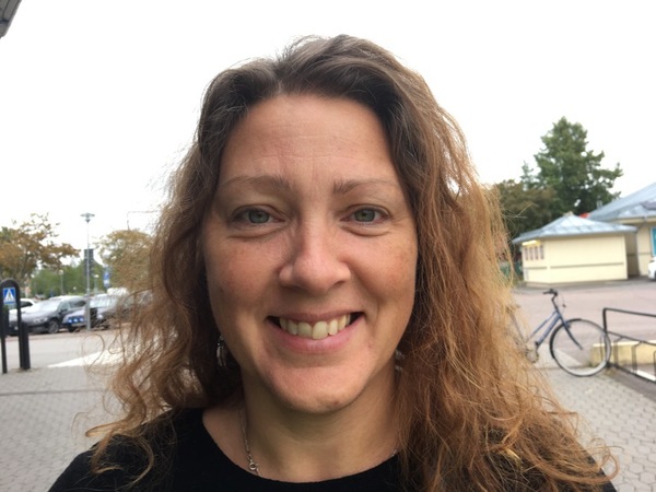 Jag har aldrig sett någon varg, men tycker att man ska kunna ha djur och släppa ut dom utan att vara rädd för att de ska dödas, säger Carita Höök. Det här är en svår fråga. Ingen vill väl att vargen ska utrotas helt. En sak till. Jag tycker inte att beslut om vargen ska tas i Stockholm. Människor som beslutar om vargen ska finnas här och veta hur det är att leva med varg i närheten, avslutar
Carita Höök.