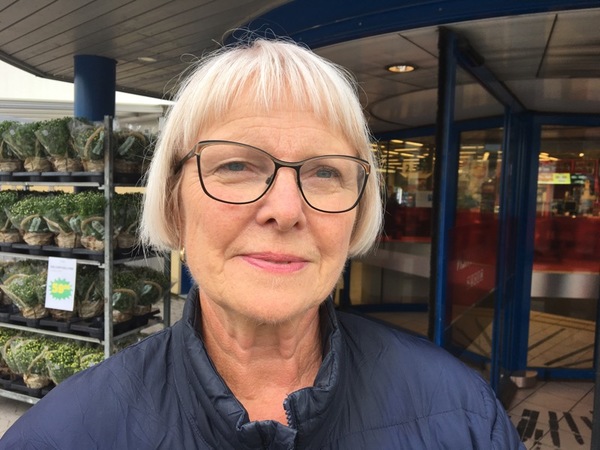 - Jag tycker inte att det ska vara många vargar. Det är för många som det är nu. Jag är motståndare till varg. Helst ska de bort helt och hållet. Det är synd om alla dom som har djur som är hotade.
Eva Sonnebrink