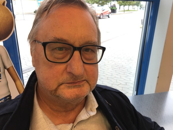 -Jag är Karlstadsbo med sommarstuga utanför Sunne och tycker att man ska skjuta fler vargar. Jag tänker på alla fårägare som riskerar få sina djur dödade, säger Leif Jönsson.