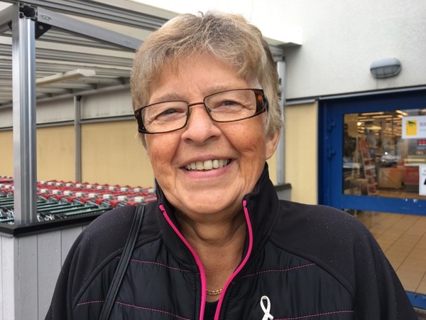 - Jag tycker inte att vargen ska utrotas. Men helst skulle vargen vara i en djurpark, men det går ju inte, säger Anne-Sofie Vestlund.  Jag är jägare och de ska inte sitta där uppe i Stockholm och bestämma hur vi ska ha det här i Värmland. 
Men det är ingen idé att säga något mer, myndigheterna bestämmer ändå över huvudet på oss.  Jag tänker inte på vargfrågan när jag bestämmer vad jag ska rösta på, säger Anne-Sofie Vestlund.