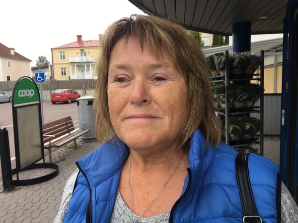 Jag har inget emot varg. Men jag tycker inte att den ska vara för nära bebyggelsen.
Har du sett varg?
En på långt håll för några år. Jag tycker man ska få jaga för att hålla ner stammen, säger
Yvonne Nilsson.