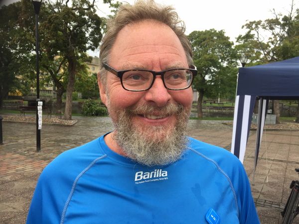 Kalle Brobäck, som också är Kristdemokratisk politiker i Filipstad, tycker att det blivit väl lugnt på gatorna när flyktingarna i kommunen blivit färre.
Men den höga arbetslösheten beskriver han som en katastrof.
- Arbete är jätteviktigt. Det är där man lär sig språket.
Han säger att om det blev enklare för föreningar och kyrkor att anställa skulle ett antal jobb kunna skapas.
