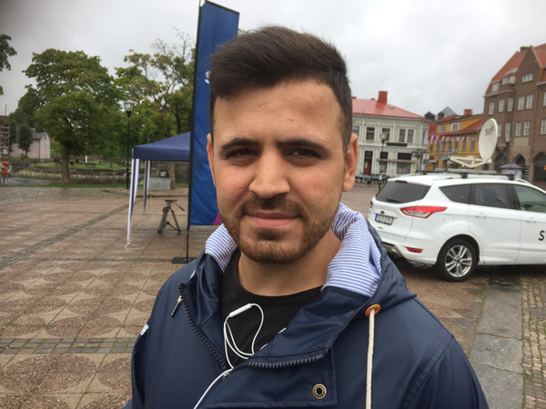 Niwar Jasim som bott i Sverige tio år jobbar som vårdbiträde i Filipstad. 
- Det finns jobb om man vill. Men man måste kämpa och plugga, säger han. 
Han tycker att politikerna borde jobba hårdare med att motivera de som är arbetslösa till att utbilda sig.