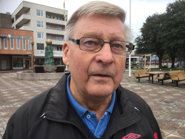 Kalle som är från Filipstad men nu bor i Kristinehamn har själv varit arbetslös i 26 år.
Han menar att Arbetsförmedlingens åtgärder sällan leder till något.
- En åtgärd, men oftast bara en förvaring.
Han vill se bättre matchning mellan lediga jobb och arbetslösa. Men han säger att om man jämför antalet lediga jobb med antalet arbetslösa räcker jobben ändå inte till.
